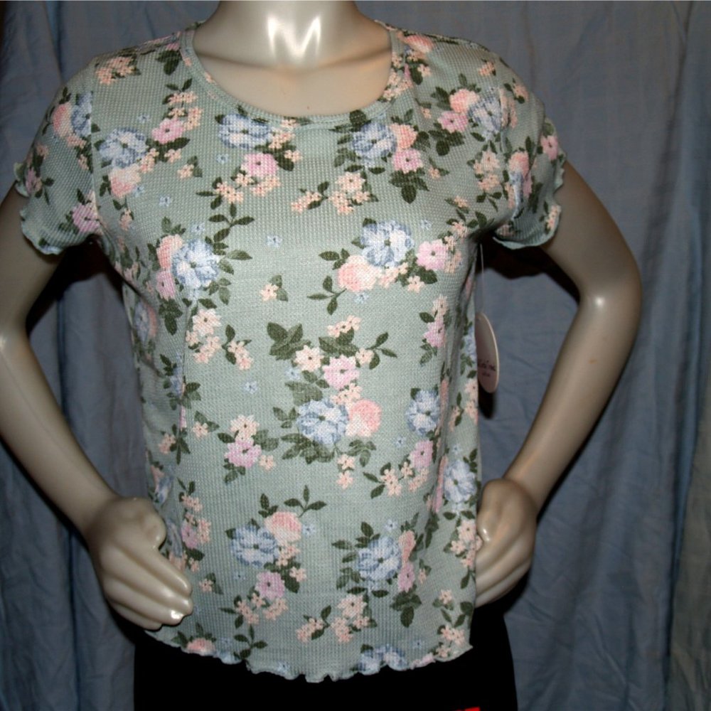 Full Circle Trends  textured top. Short sleeve